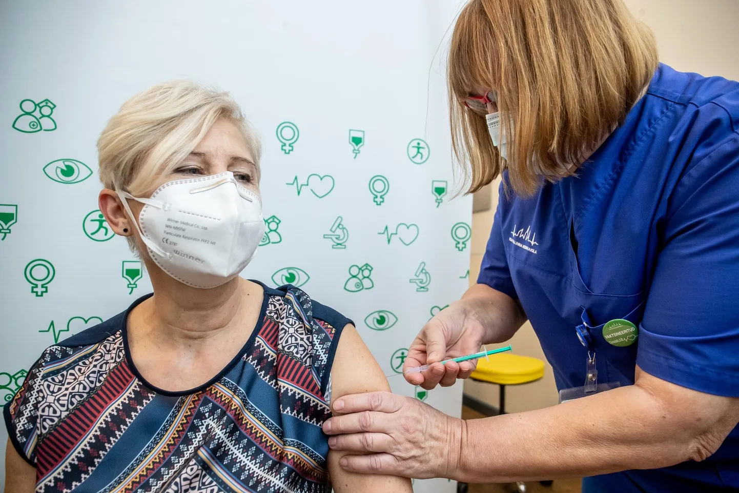 Covid-19 vaktsineerimine Ida-Tallinna keskhaigla H-korpuses. Vaktsiini teist süsti saab taastusravi arst Eve Sooba.