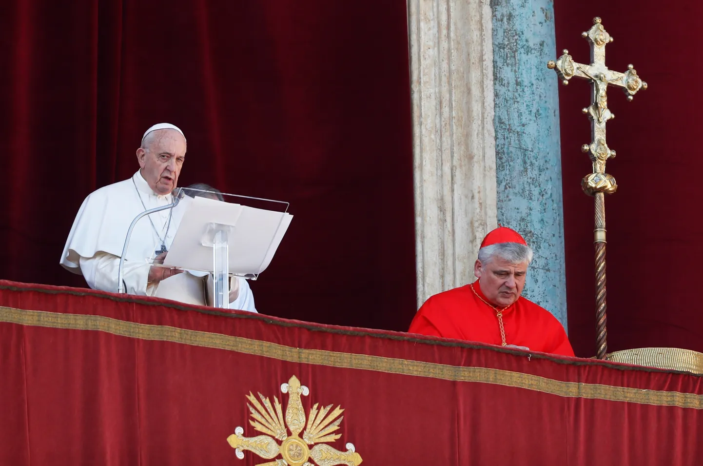 Paavst Franciscus Vatikanis Peetruse väljakul kolmapäeval esimesel jõulupühal Peetri basiilika rõdult traditsioonilist jõululäkitust pidamas.