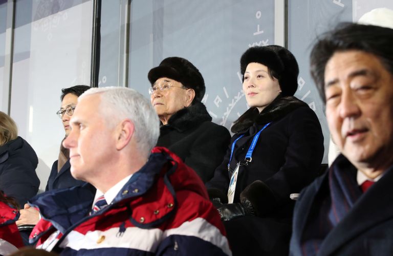 USA aspresident Mike Pence ja Põhja-Korea liidri Kim Jong-uni õde Kim Yo-jong istuvad samas VIP loožis