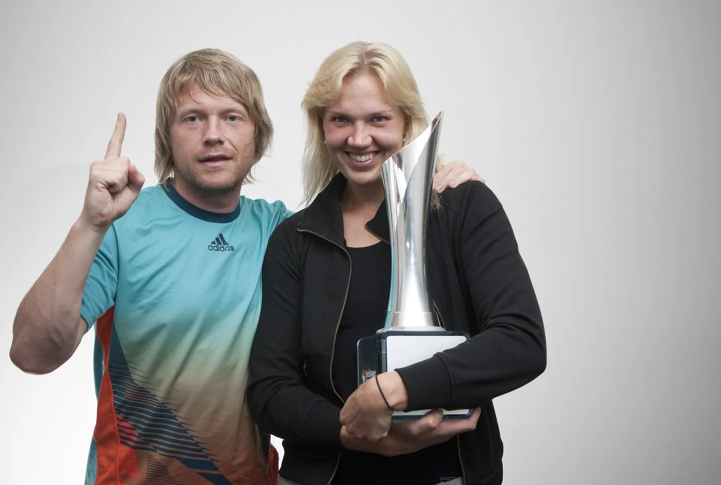 Silver Karjus ja Kaia Kanepi tähistamas Brisbane'i turniiri esikohta.