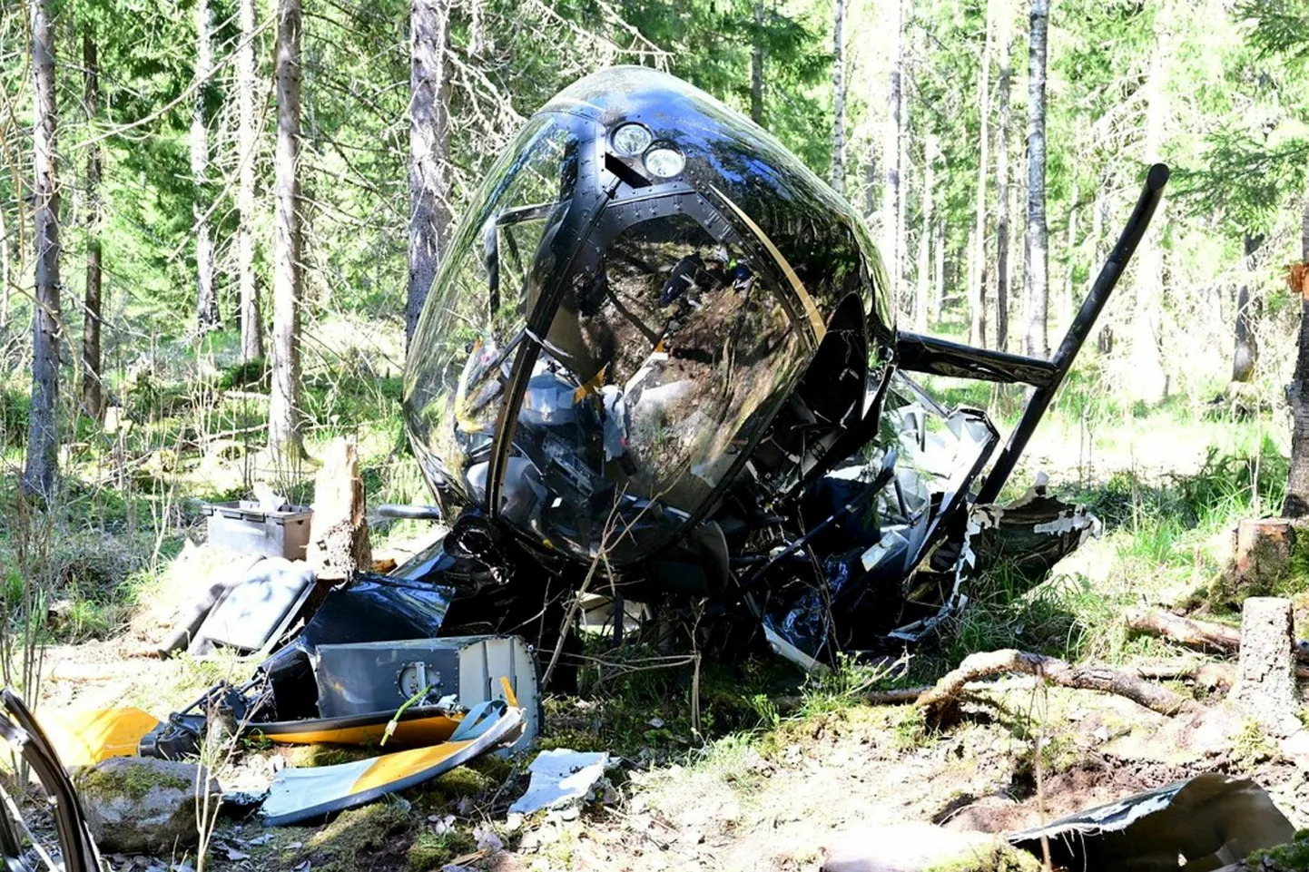 Üks kopter süttis pärast kukkumist ning hävis pea täielikult. Teine jäi kukkudes ­katuse peale lebama.