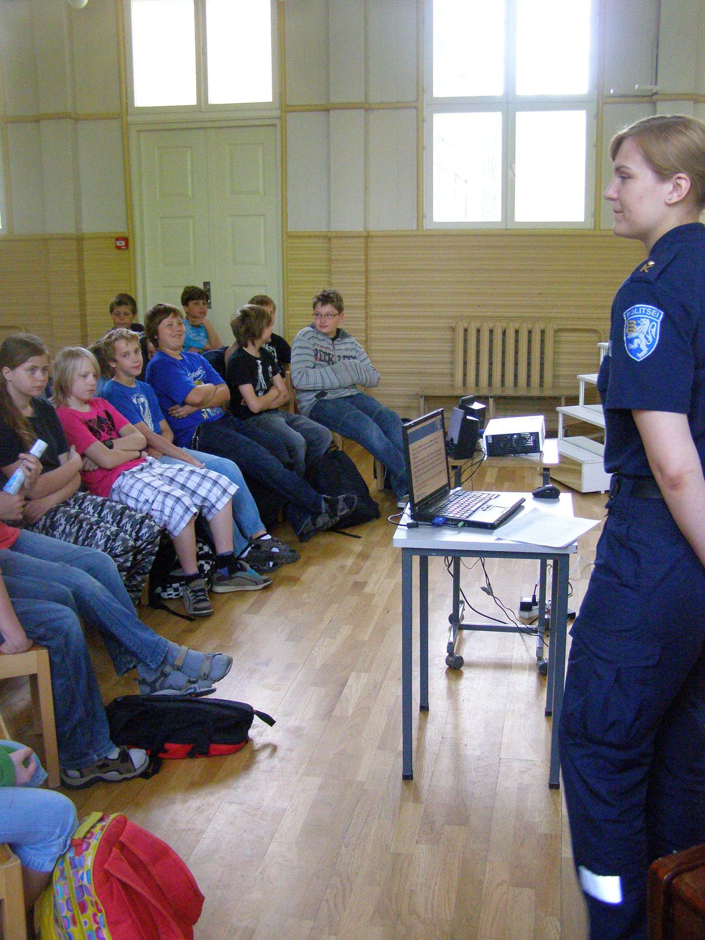 Politseikadetid rääkisid Pärnu Rääma põhikoolis koolivägivallast.