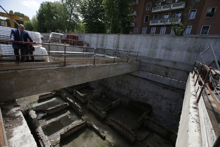 Uue metroomjaama ehituse eelsetel väljakaevamistel leiti teisest sajandist pärit militaarkompleks