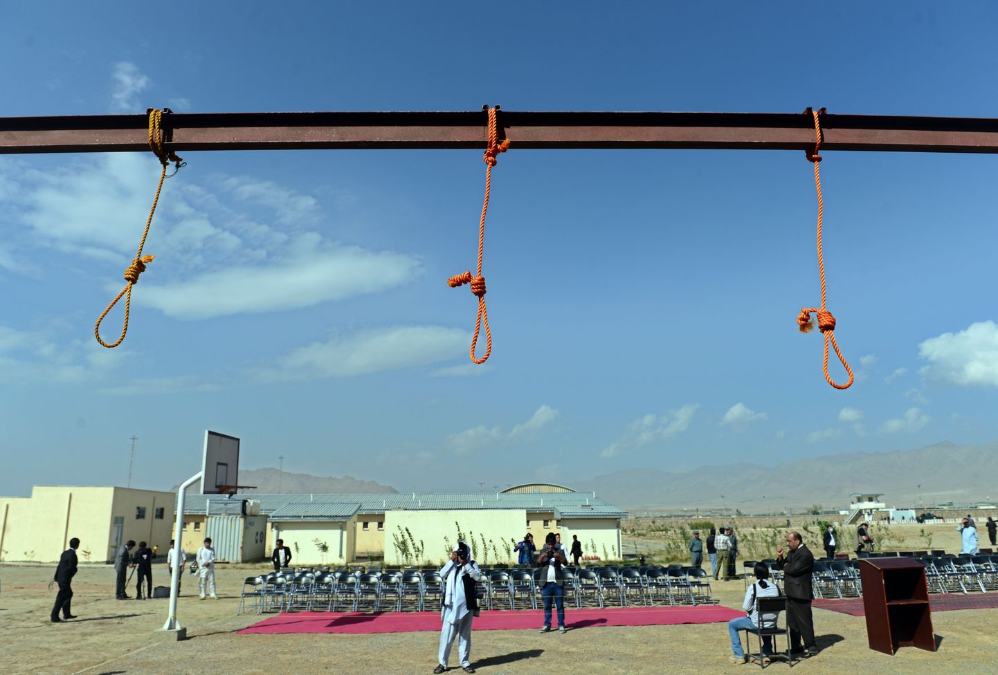 Võllased Pul-e-Charkhi vangla õues, kus inimõiguslaste vastuseisule vaatamata 2014. aastal viis meest üles poodi.