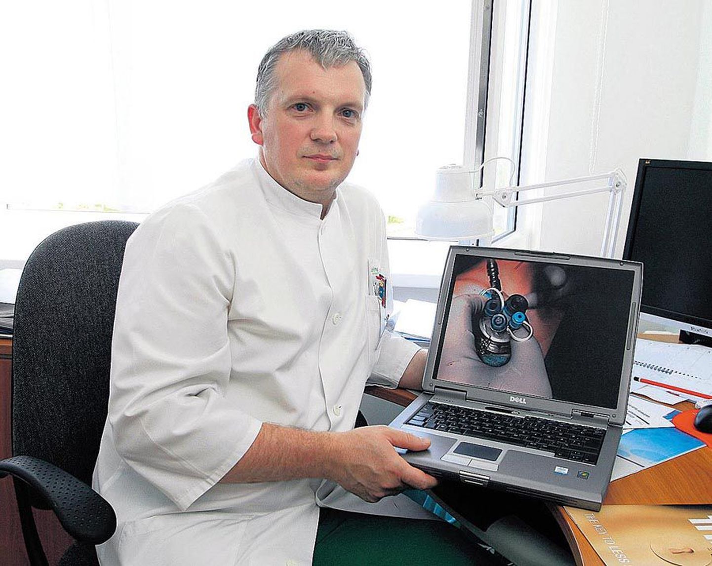 Viljandi haigla kirurgiakliiniku ülemarst Andres Tiit näitab uudse operatsiooni salvestust ning loodab, et tulevad lahedamad ajad ja on võimalik osta uus instrumentaarium.