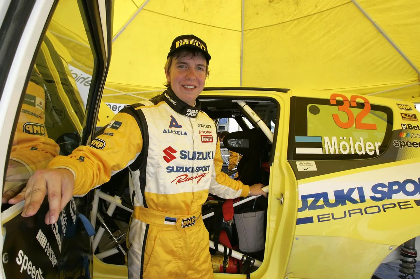 Jaan Mölder oma võistlusauto kõrval
