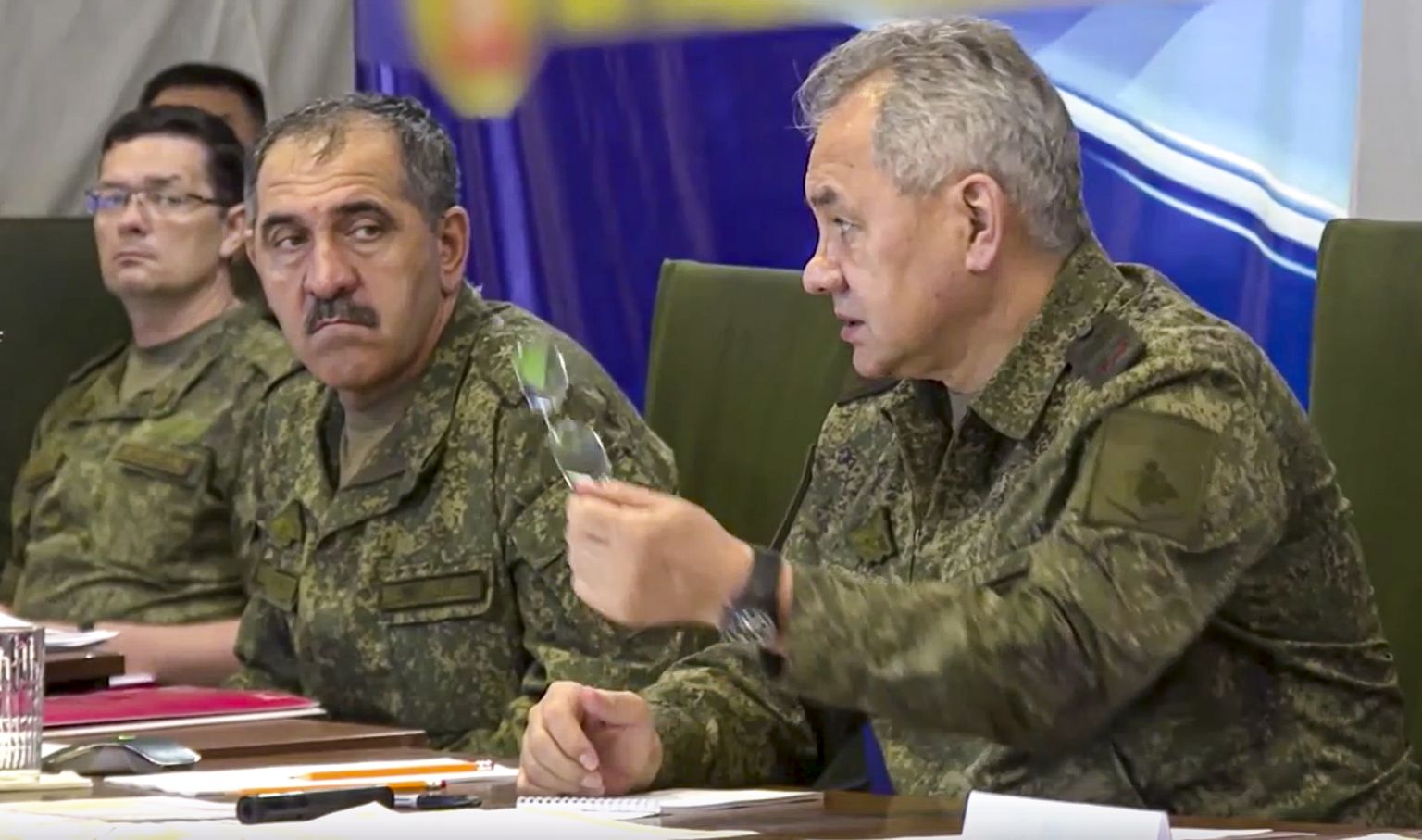 Šoigu (paremal) ja Jevkurov (vasakult teine) jutuhoos. (Russian Defense Ministry Press Service photo via AP)