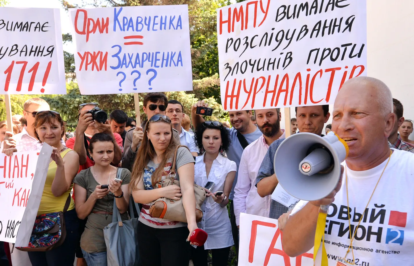 В понедельник оппозиционные журналисты протестовали против главы МВД на улице. А сегодня - в Доме правительства.