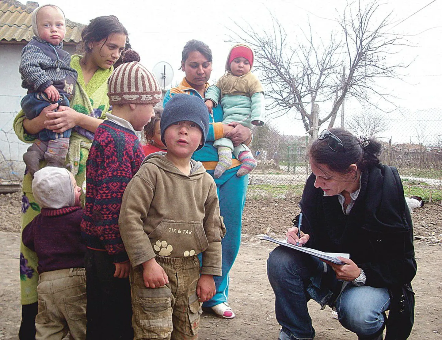 Руководитель программ организации Ovidiu Rom Елена Моканита в селении Кастелу выясняет, сколько местных цыганских детей могли     бы посещать детский сад.