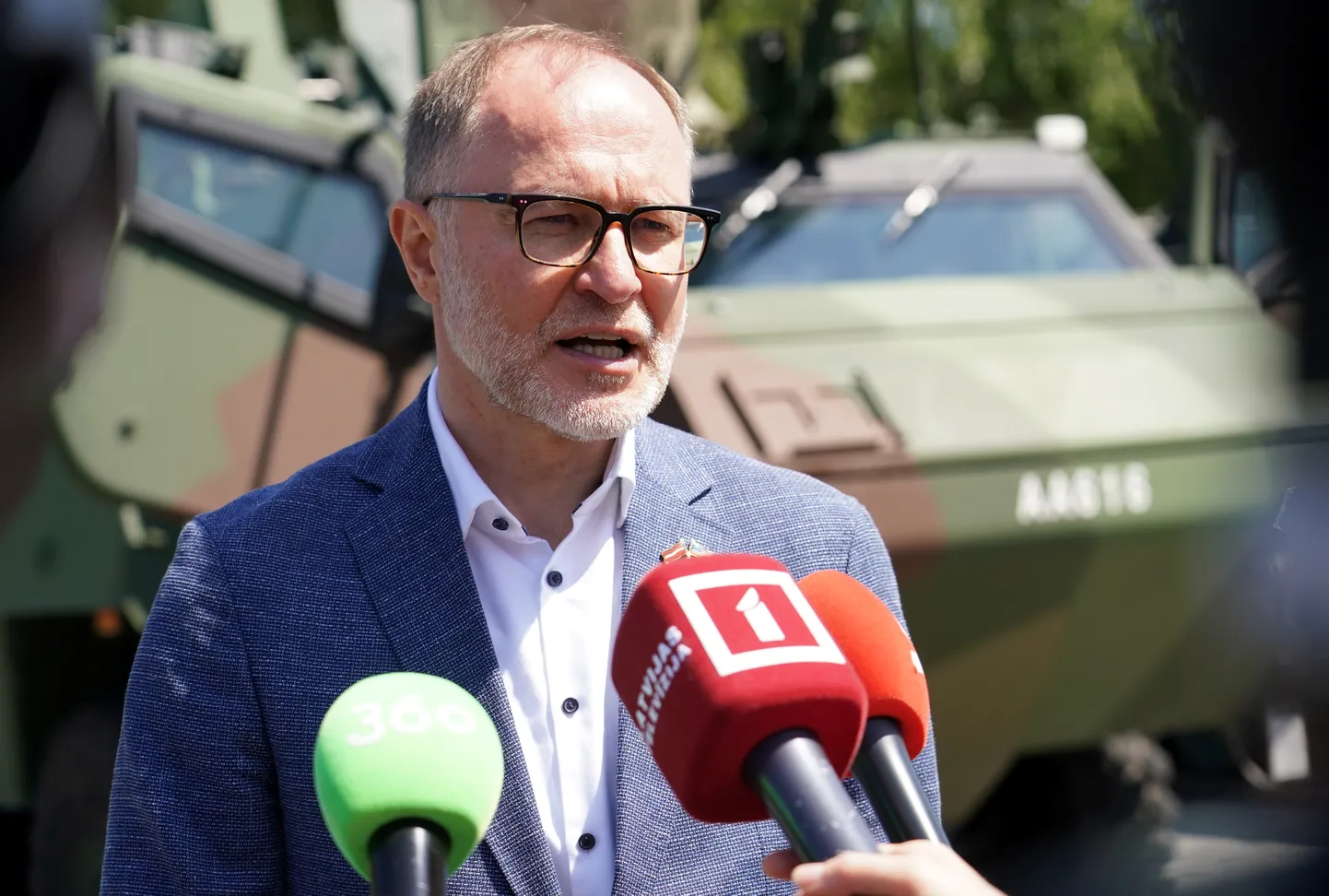 Aizsardzības ministrs Andris Sprūds atbild uz žurnālistu jautājumiem vizītes laikā Ādažu militārajā bāzē.