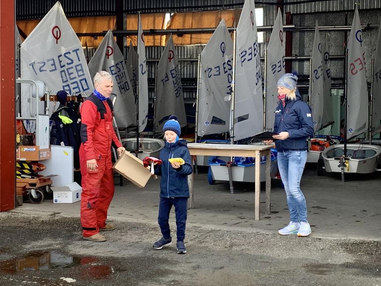 Pärnu vabakooli 1. klassi poiss Uku Melnits pälvis regati peakohtunikult Valdor Telvelt ja jahtklubi purjespordikooli juhatajalt Elise Umbilt noorima võistleja eriauhinna.
