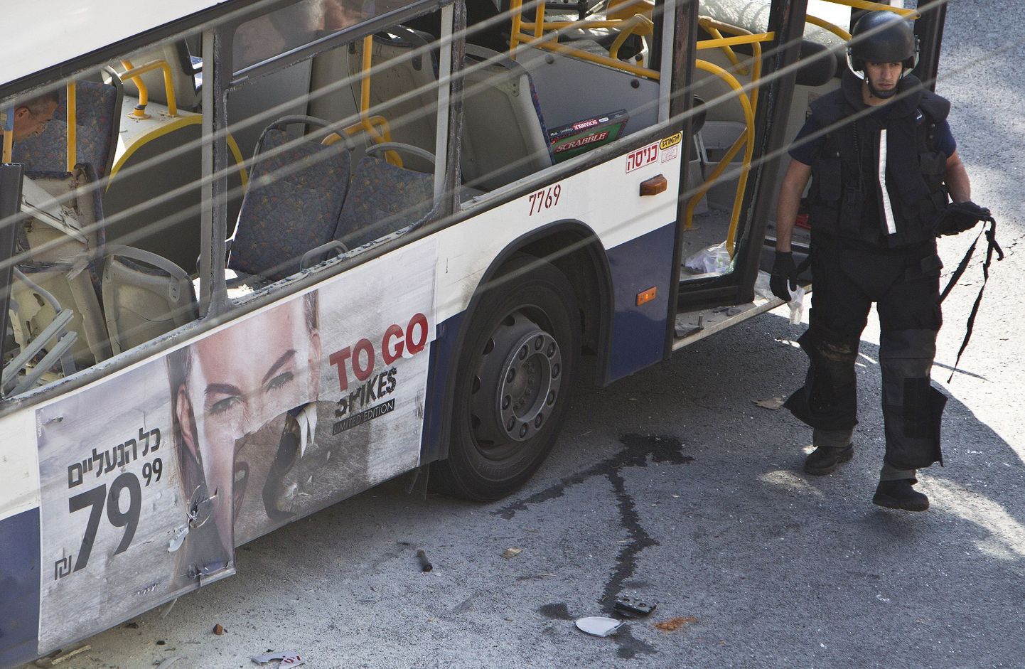 Plahvatuses purunenud buss Tel Avivis.