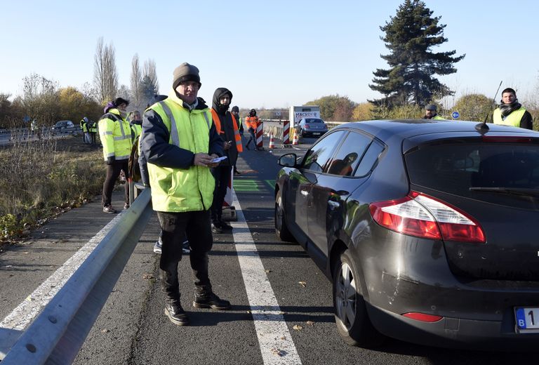 Mõnelpool Prantsusmaal on kollastes ohutusvestides meeleavaldajad väljas veel tänagi. Pildil protestijad Belgia piiril Crespinis.