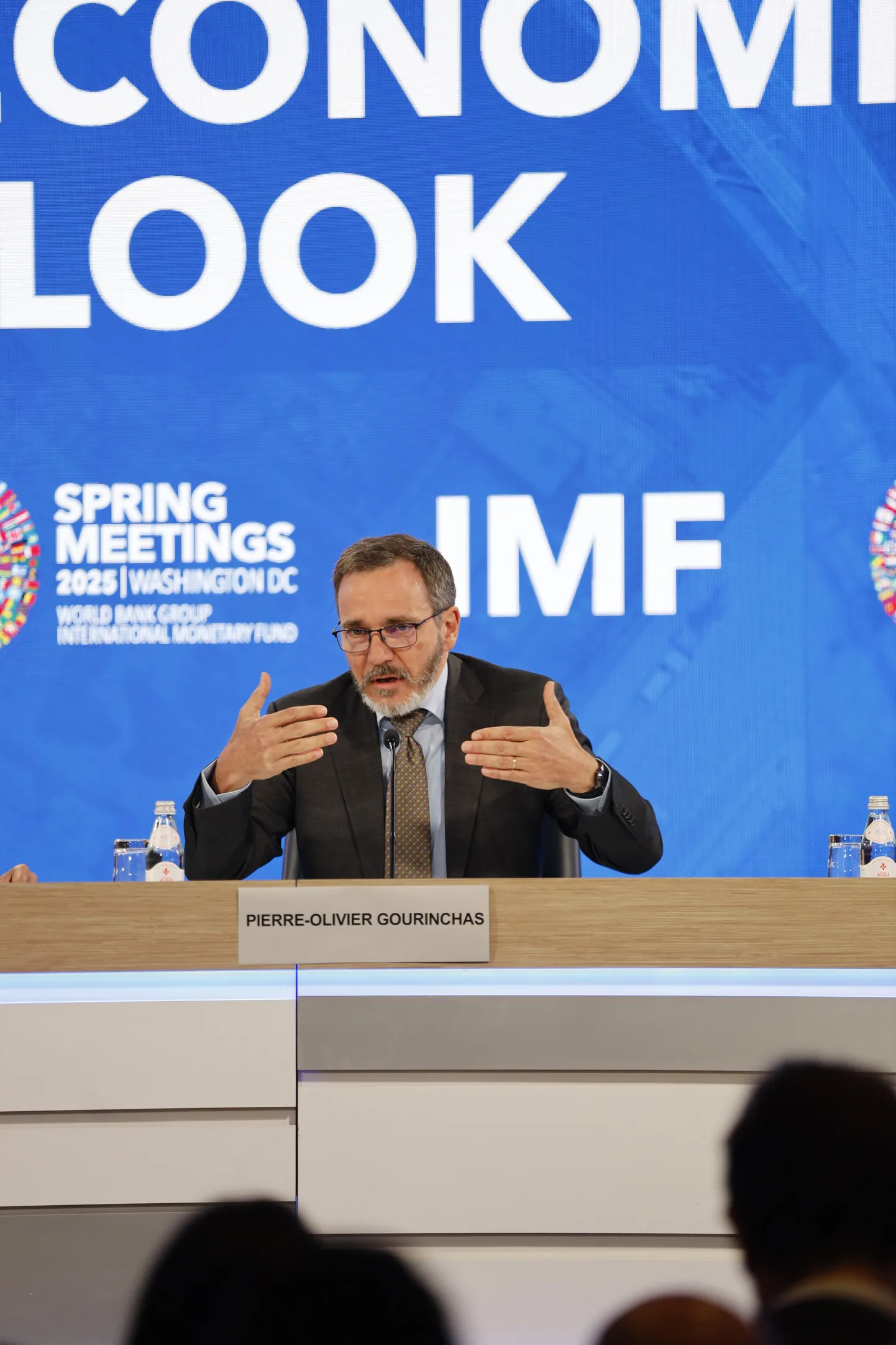 IMF peaökonomist Pierre-Olivier Gourinchas 22. aprillil Washingtonis  värsket majandusprognoosi tutvustamas. Selle aasta globaalse majanduse kasvuootust kärpis fond kõvasti - 0,5 protsendipunkti võrra 2,8 protsendini.