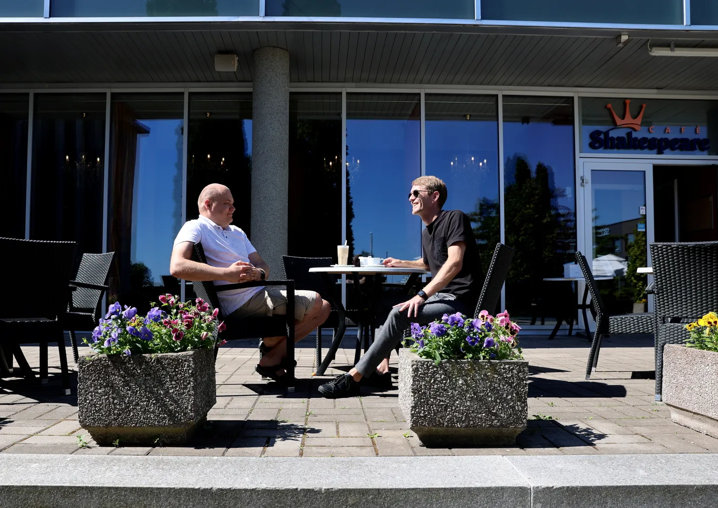Andres Paas (vasakul) ja Siim Liivamägi istusid korraks Vanemuise terrassile kohviku Shakespeare ette.