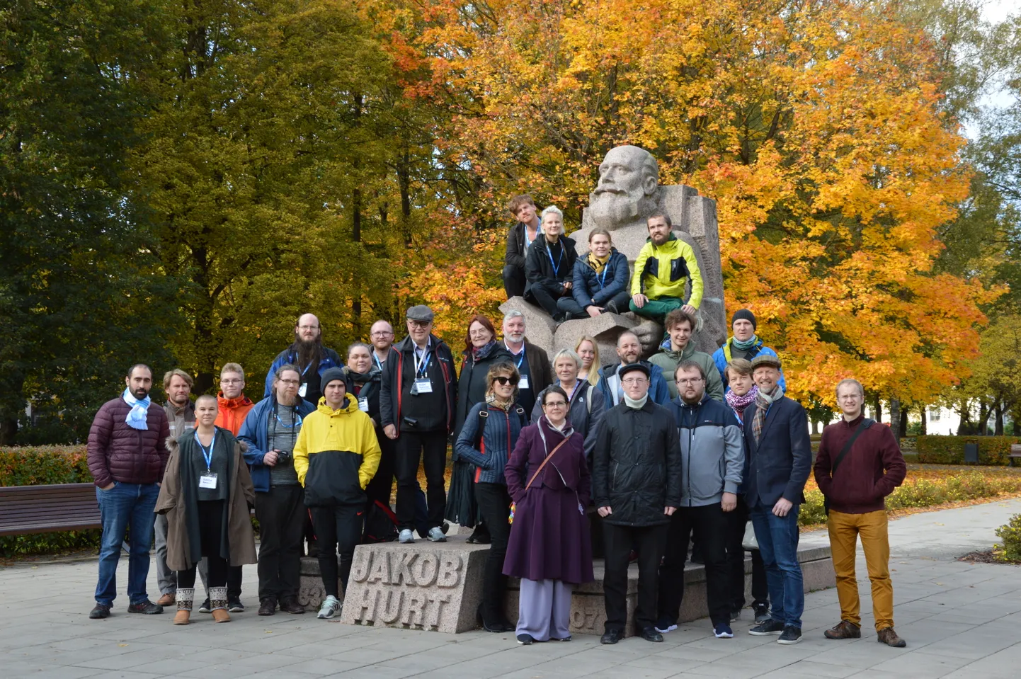 Põhjamaade vikipedistid tegid ühispildi Jakob Hurda skulptuuri juures.