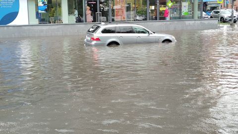 ГАЛЕРЕЯ И ВИДЕО ⟩ Улицы Пярну затопило: многие автомобили оказались в водяной ловушке