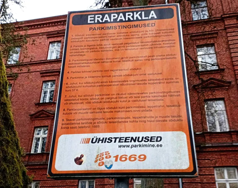 Liivi tn kohtumaja juures parkimistingimusi tutvustav info.