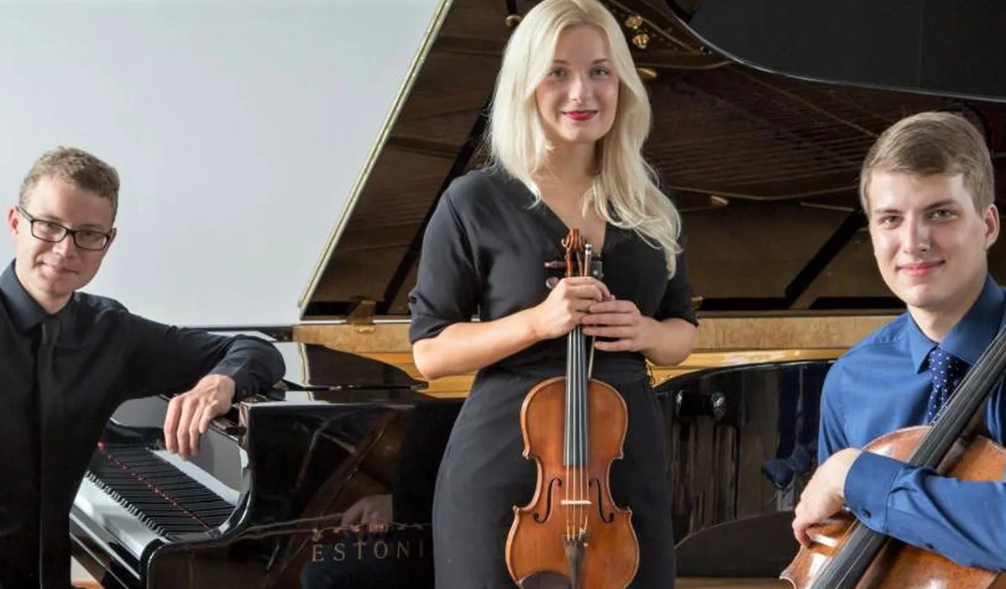Noortest klassikatähtedest pianist Sten Heinoja, viiuldaja Katariina Maria kits ja tšellist Marcel Johannes Kits on tänulikud Andres Mustonenile, kes on aidanud neid maailmalavale − muu hulgas on esinetud Moskva Tšaikovski-nimelise konservatooriumi saalis ja Tel Avivi ooperis.