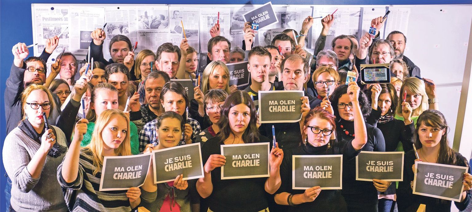 Postimehe ajakirjanikud kogunesid eile tapetud Prantsusmaa kolleegide meenutamiseks ja terrori hukkamõistmiseks ühispildile, hoides sümbolitena käes silte «Ma olen Charlie» - «Je suis Charlie», kirjutusvahendeid ja pressikaarte.