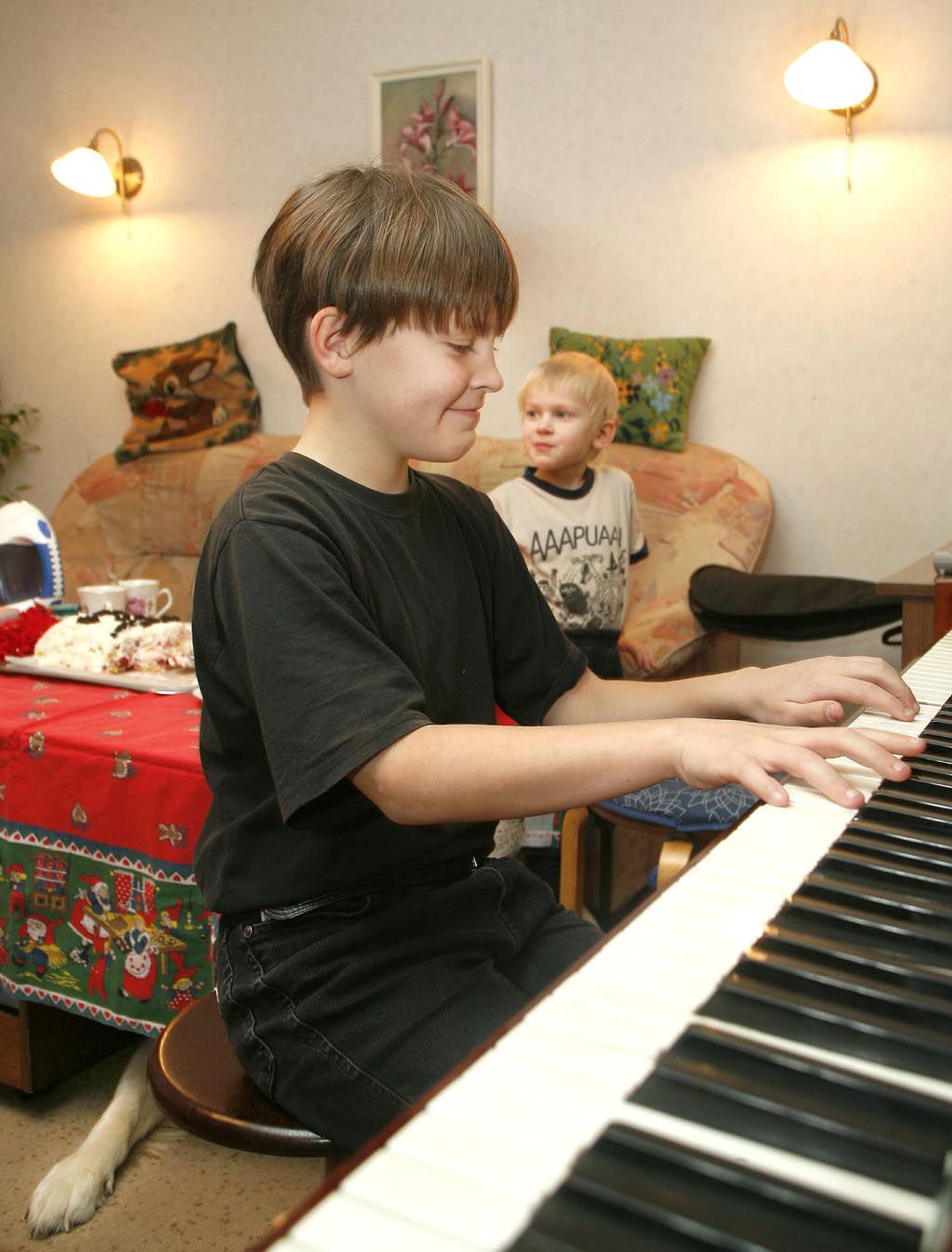 Pärnu muusikakoolis akordioni õppiv Tauno tunneb end klaveri tagagi kodus olevat.