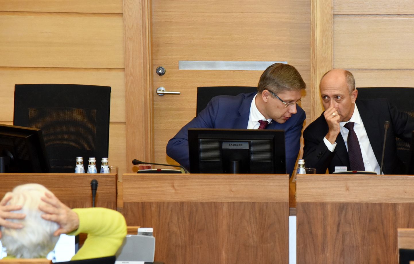 Rīgas domes priekšsēdētājs Nils Ušakovs (no kreisās) un jaunievēlētais priekšsēdētāja vietnieks Oļegs Burovs piedalās domes ārkārtas sēdē. Ilustratīvs attēls.