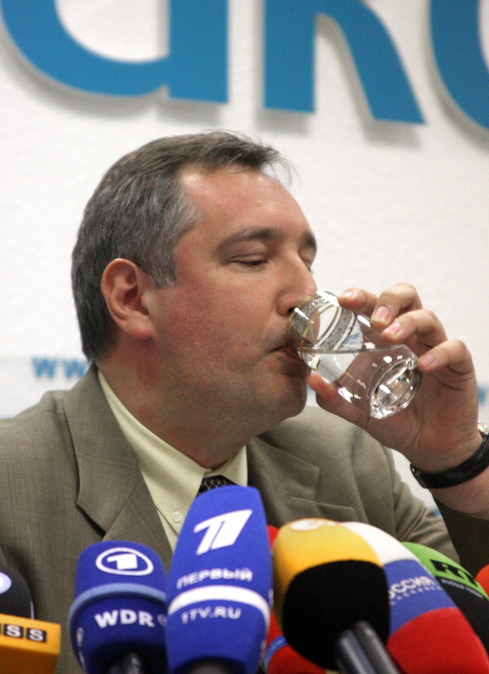 Vene Föderatsiooni alaline esindaja NATO juures Dmitri Rogozin rüüpamas pressikonverentsil sõõmu vett.