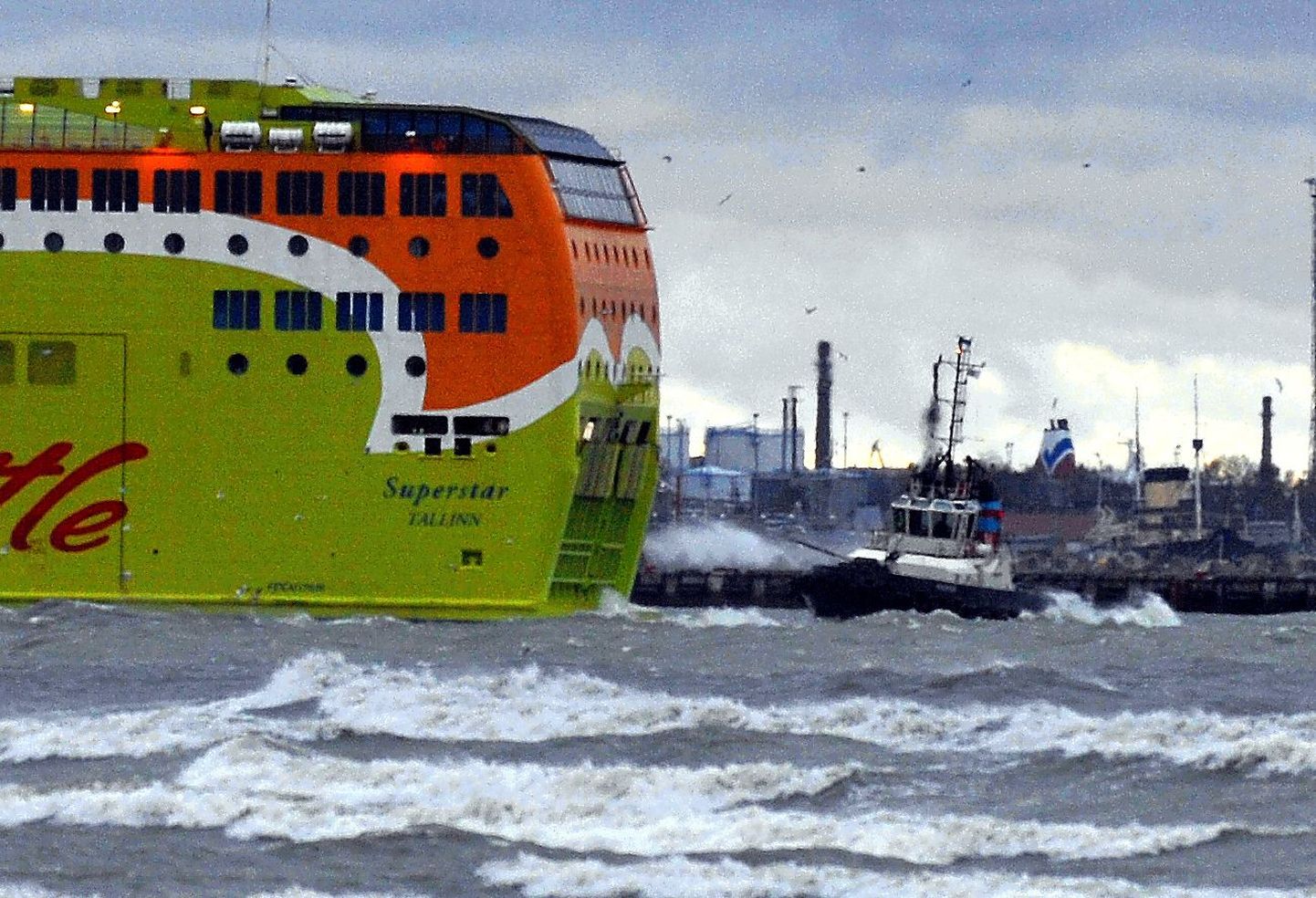 Tallinki Superstar väljus sadamast puksiiri abil.