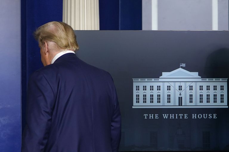 USA president Donald Trump lahkumas Valge Maja pressiruumist pärast ülilühikest pressikonverentsi, mis kesti vaid 63 sekundit.