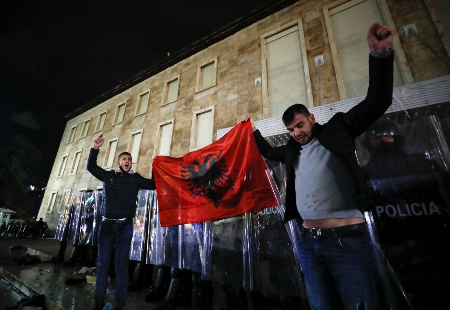 Meeleavaldajad hoiavad Albaania lippu eilsete protestide ajal.