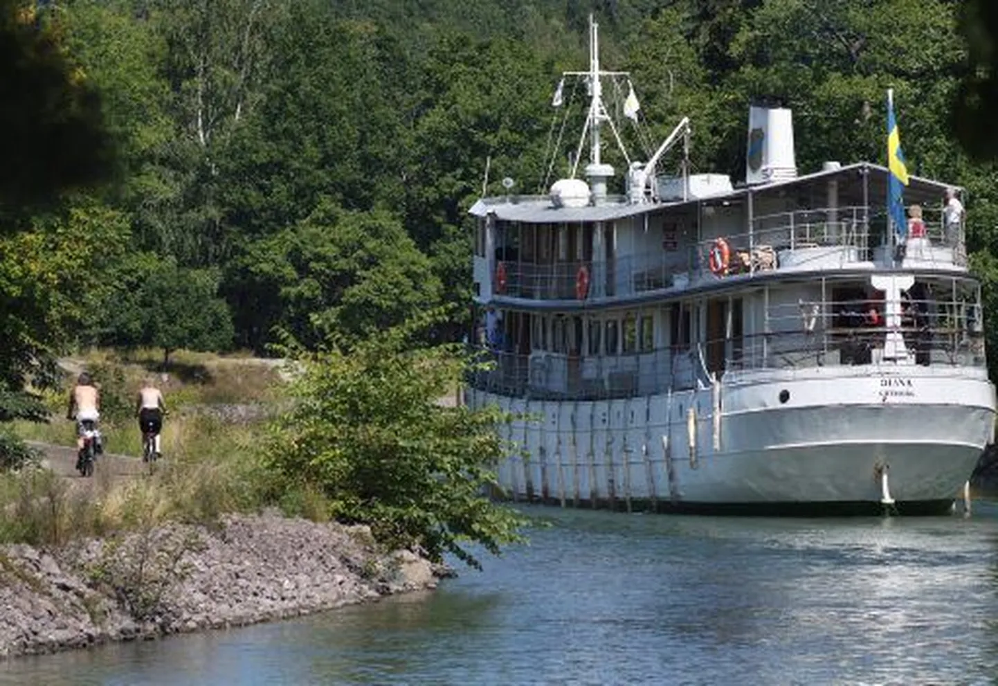 Rootsit risti läbival Göta kanalil sõitev M/S Diana.