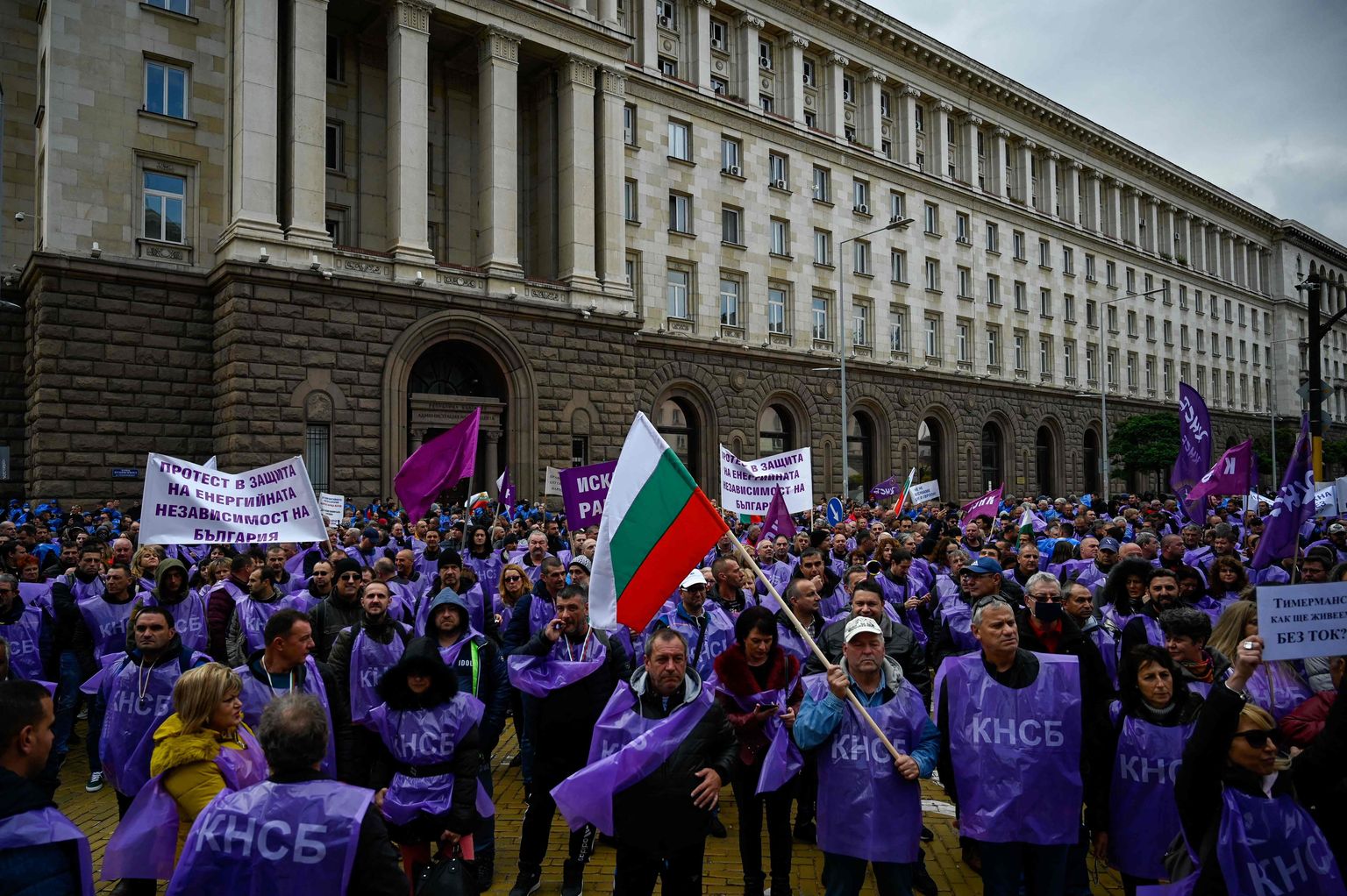 Protestētāji Bulgārijas galvaspilsētā Sofijā tur valsts karogus un kliedz saukļus pret Bulgārijas valdības plāniem slēgt elektroenerģijas ražotnes, kas darbojas ar oglēm.