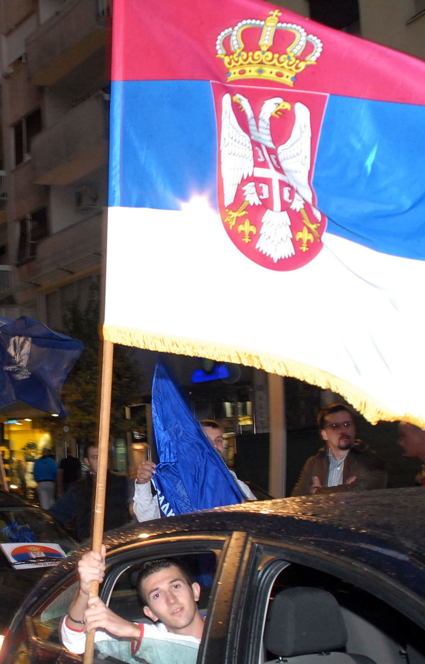 Kosovo serblane lehvitamas Serbia trikoloori.