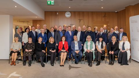 V Pärnuju in Talinu izvolili župane in imenovali mestne uprave, v Talinu poskus opozicije z Reinsalujem