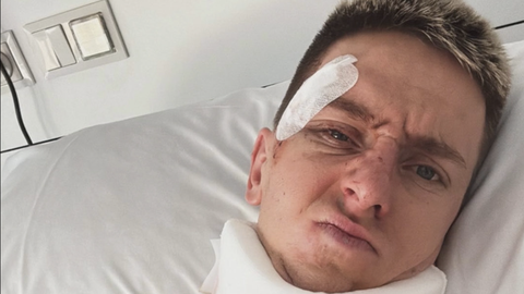 FOTO ⟩ Vueltal raskelt kukkunud Pogacar tervitas fänne haiglavoodist