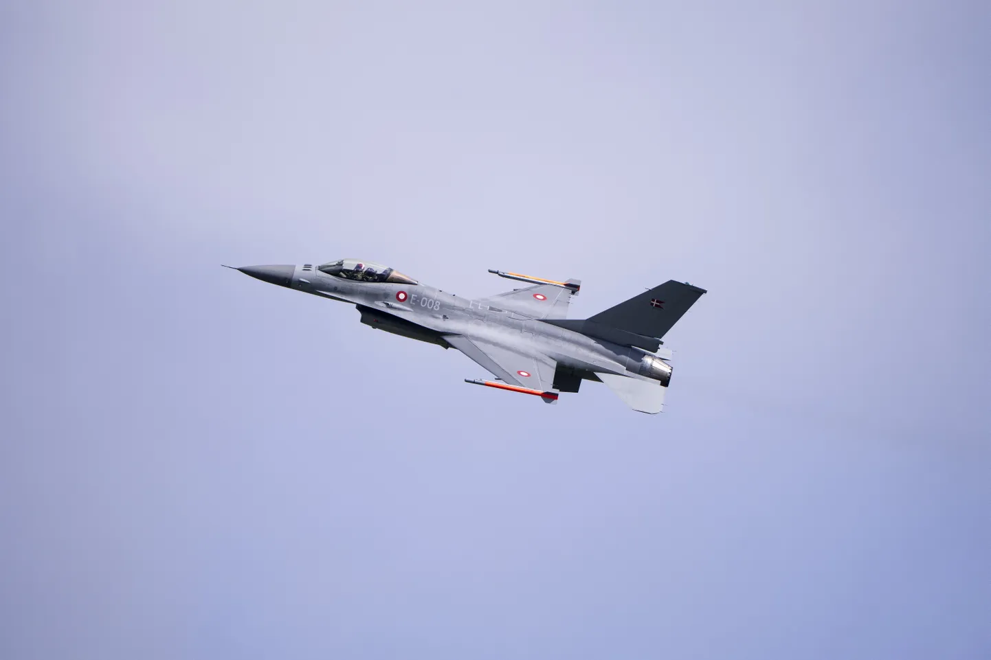 Taanlaste F-16 hävitaja.