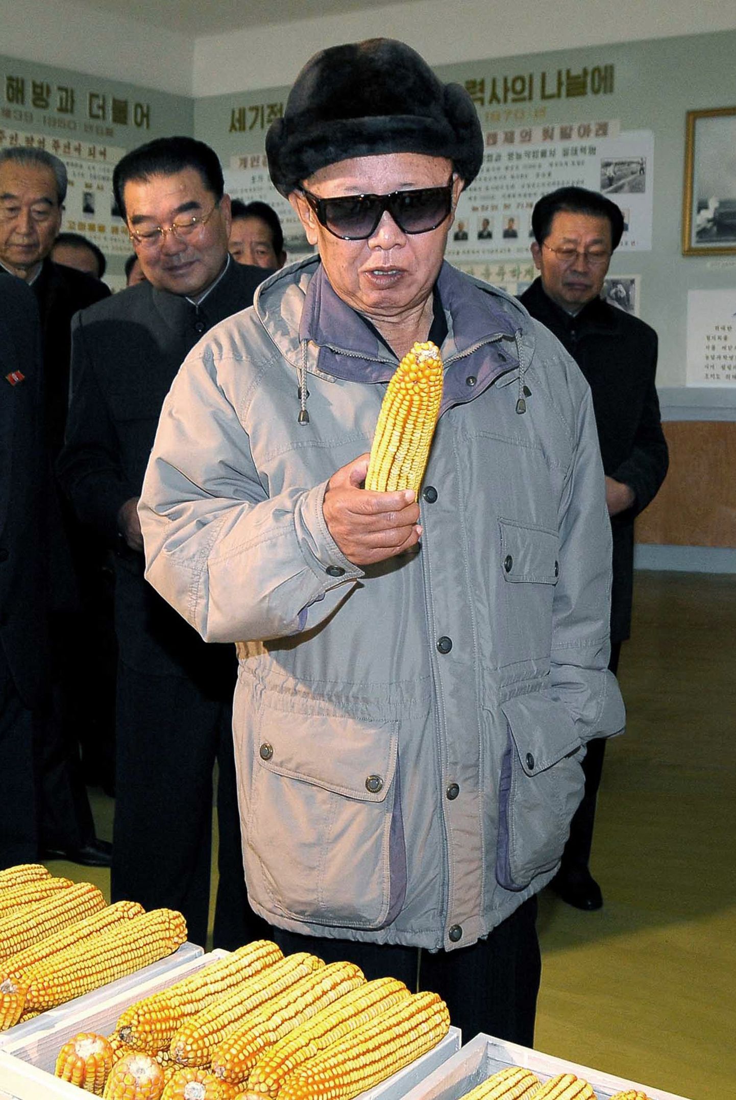 Kim Jong-il uurib maisitõlvikut