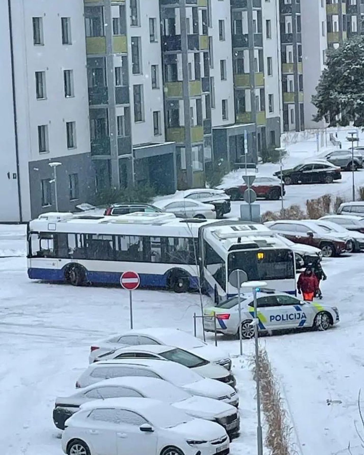 Dzīvojamo māju rajonā Rīgā iestrēdzis autobuss