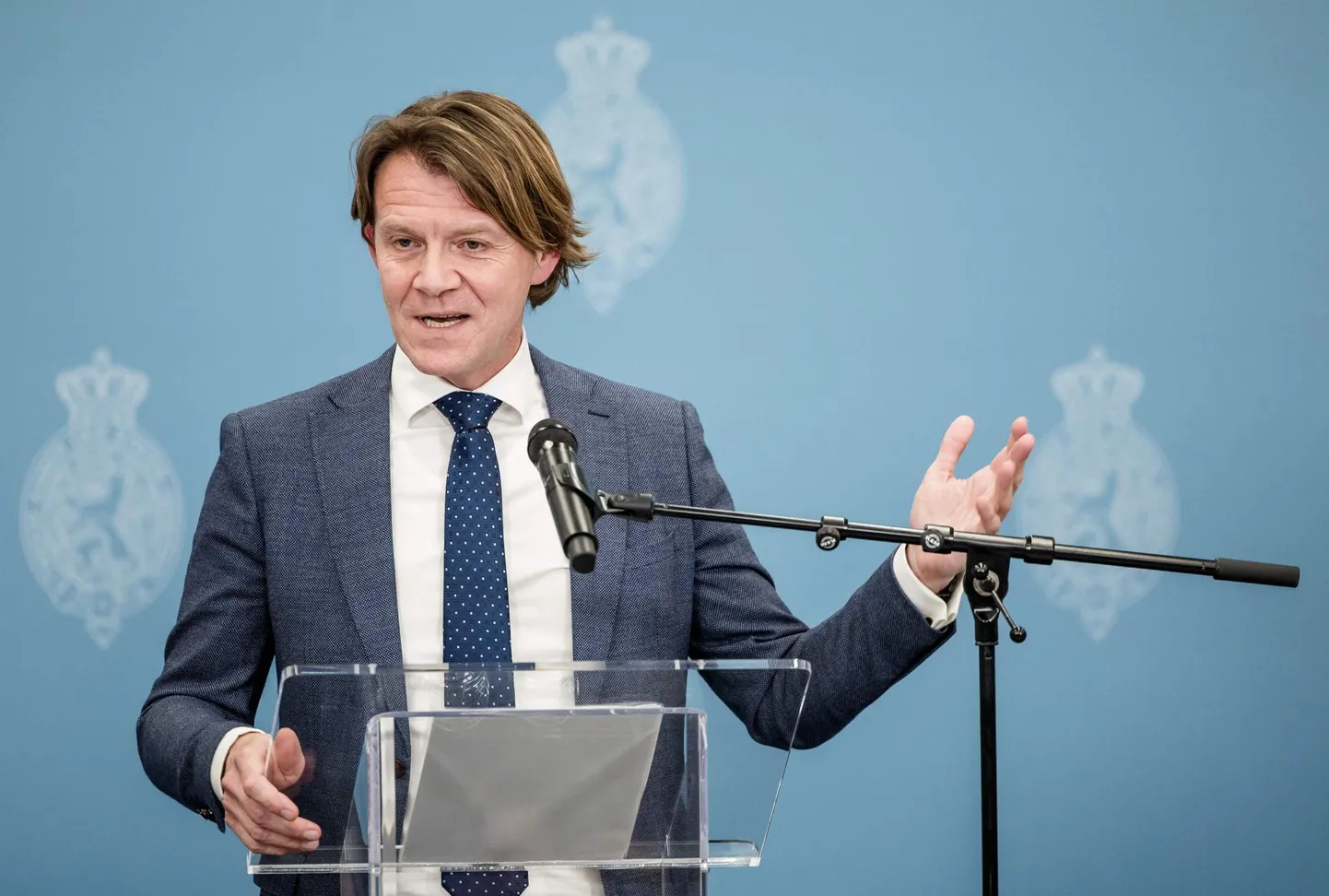 Hollandi koalitsiooniläbirääkimiste juht Kim Putters kinnitas eile, et neli paremparteid on valmis edasi arutama võimalikku parlamendivälist valitsust, kus ministrid oleksid parteide lihtliikmed või poliitikavälised eksperdid.