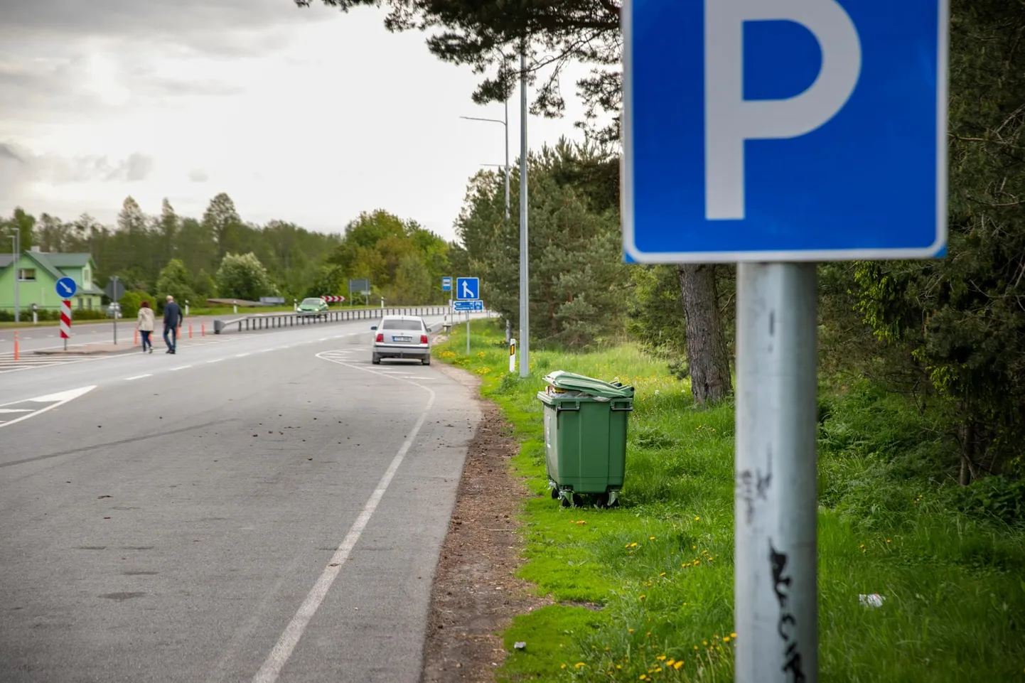 Reiu parkla Via Baltica ääres, millest üle tee asub Pärnamägede kohvik, on üks neist paikadest, kus vahepeal prügikasti polnud, aga pikamaajuhid tegid puhkepeatusi sellegipoolest.