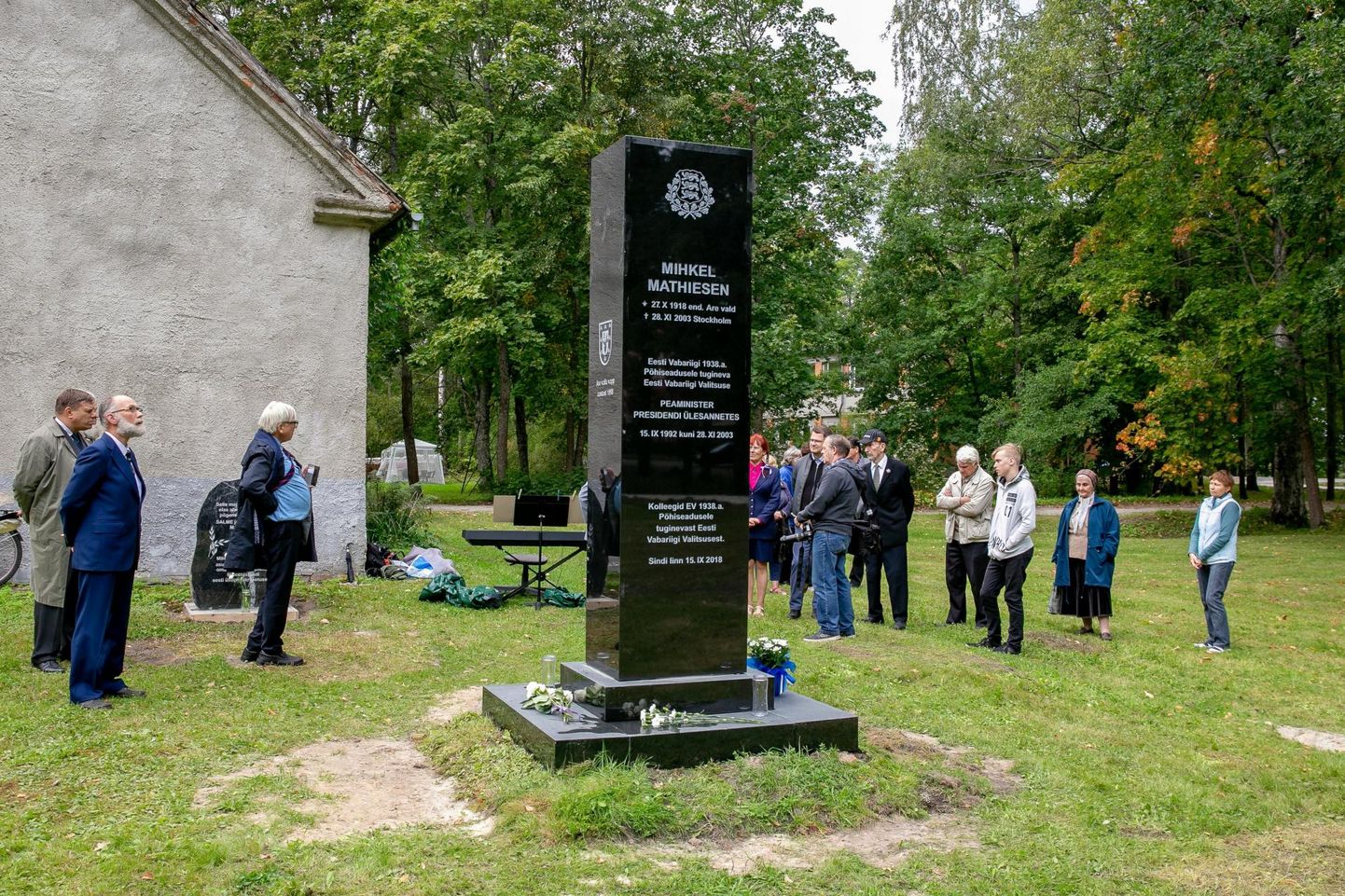 Sindis avati mälestusmärk Eesti eksiilvalitsuse peaministrile Mihkel Mathiesenile.