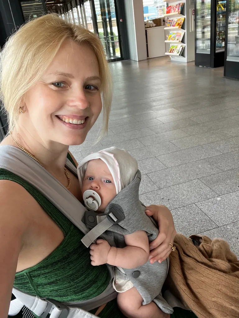 «Kuuuurija» saatejuht ja Elu24 peatoimetaja Katrin Lust kolmekuuse Oliviaga.