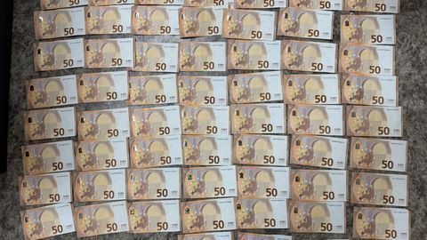 Politsei pidas kinni kelmuses kahtlustatava mehe koos suure hulga sularaha ja pangakaartidega
