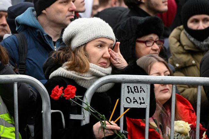 В Калининграде полицейские задержали пару за секс на братской могиле - Российская газета