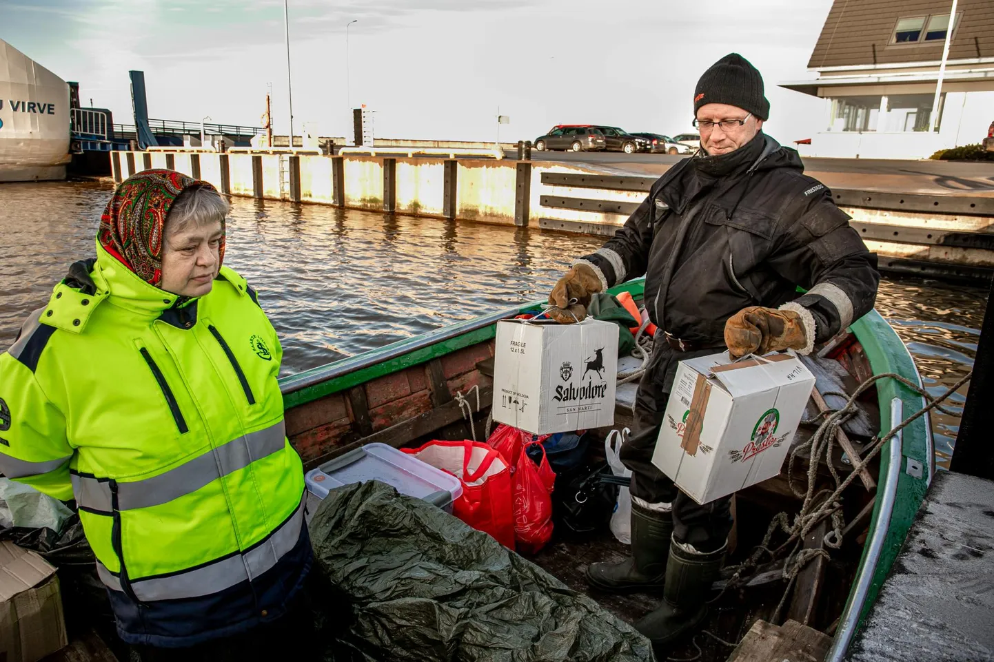 “Need pakid pani Pootsi poe omanik meile kaasa tellitud toidukraamiga,” näitas Kaido Sutt teisipäeva hommikul Manijale tellitud kauba kaste.