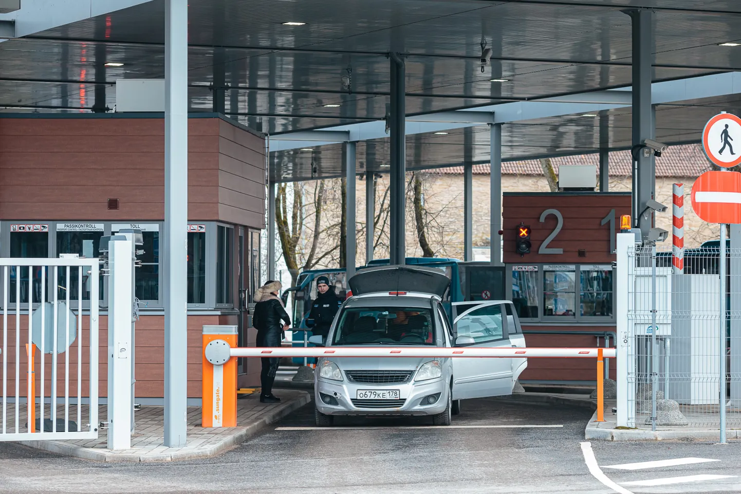 Российский автомобиль на Нарвском погранпункте. Снимок иллюстративный.