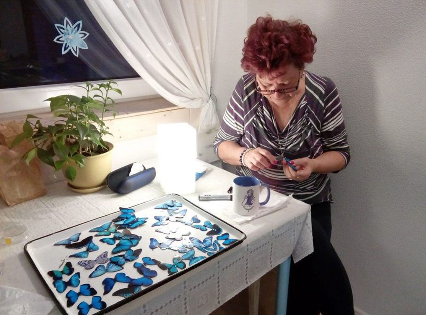Väike-Maarja naiskodukaitsja Ellen Sepp valmistab liblikamärke.