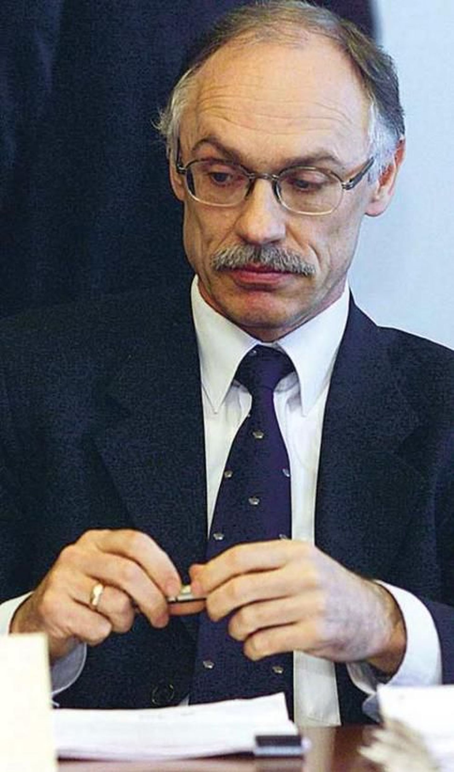 Erastamisagentuuri eksjuht Jaak Liivik vahetult pärast talle kriminaalkaristuse toonud Eesti Raudtee aktsiate erastamislepingu sõlmimist 2001..