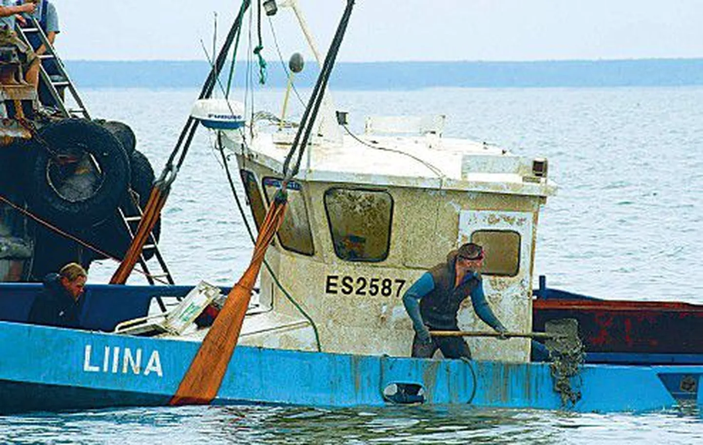 Моряки очищают палубу судна от ила и водорослей. Иллюстративное фото.
