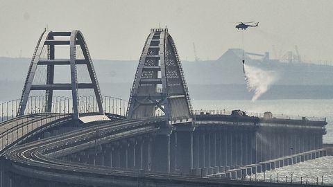 Osem ljudi obsojenih na dosmrtni zapor zaradi eksplozije na Krimskem mostu leta 2022.